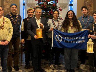 Friedenslicht aus Bethlehem im Wiesbadener Rathaus empfangen