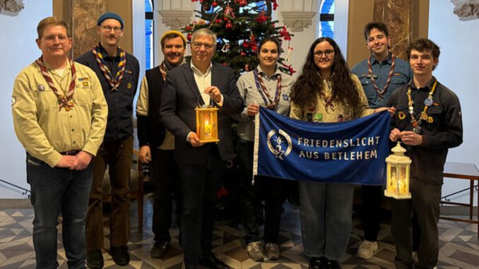 Friedenslicht aus Bethlehem im Wiesbadener Rathaus empfangen Friedenslicht aus Bethlehem im Wiesbadener Rathaus empfangen