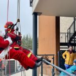 Höhenretter der Feuerwehr überraschen Kinder und junge Erwachsene im Zwerg-Nase-Zentrum