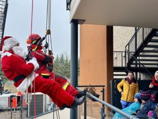 Höhenretter der Feuerwehr überraschen Kinder und junge Erwachsene im Zwerg-Nase-Zentrum