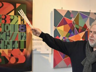 Mathematische Formen und Farben: Ausstellung im Foyer des Wiesbadener Rathauses