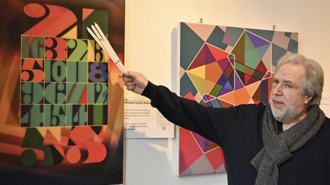 Mathematische Formen und Farben: Ausstellung im Foyer des Wiesbadener Rathauses