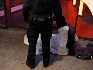 Nächtliche Hilfe in Wiesbaden: Stadtpolizei reicht heißen Tee und weist auf Hilfsangebote hin