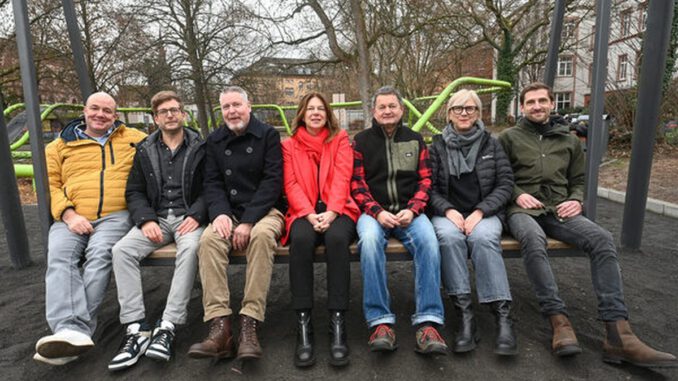 Neue Hollywoodschaukel auf dem Schulberg eröffnet Blick über Wiesbadens Innenstadt