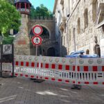 Straßensperrung nahe Kaiser-Friedrich-Therme nach Fassadenschaden