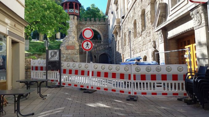 Straßensperrung nahe Kaiser-Friedrich-Therme nach Fassadenschaden