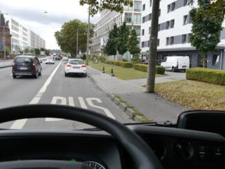 Weniger Behinderungen durch Falschparker: Frontkameras in Wiesbadener Bussen zeigen Wirkung
