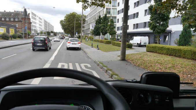 Weniger Behinderungen durch Falschparker: Frontkameras in Wiesbadener Bussen zeigen Wirkung Weniger Behinderungen durch Falschparker: Frontkameras in Wiesbadener Bussen zeigen Wirkung