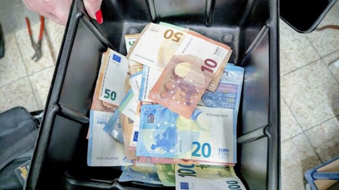 Wiesbaden beschlagnahmt rund 40 illegale Glücksspielautomaten und findet 7.456 Euro