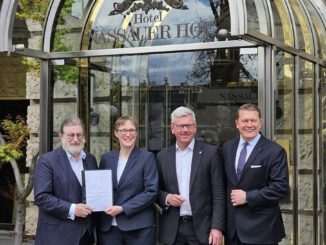 Wiesbaden erteilt Baugenehmigung für Umbau des Nassauer Hof und sichert historische Fassade