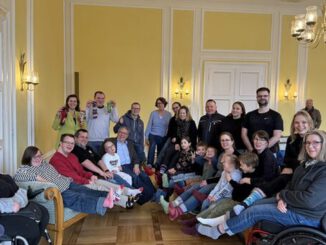 Wiesbaden lädt zum Mitmachen ein: Bunte Socken als Zeichen für Inklusion am Welt Down Syndrom Tag