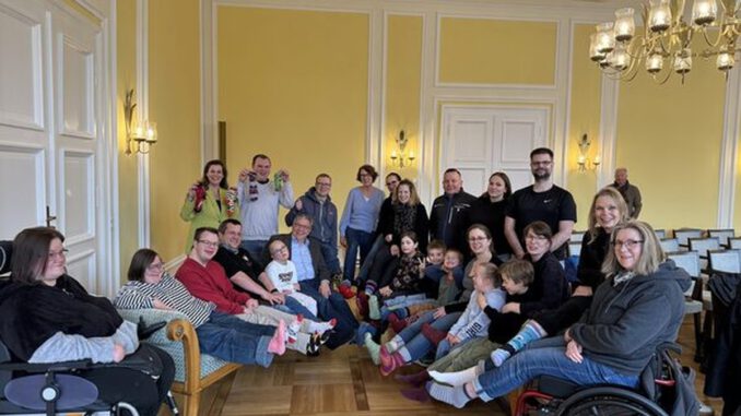 Wiesbaden lädt zum Mitmachen ein: Bunte Socken als Zeichen für Inklusion am Welt Down Syndrom Tag Wiesbaden lädt zum Mitmachen ein: Bunte Socken als Zeichen für Inklusion am Welt Down Syndrom Tag